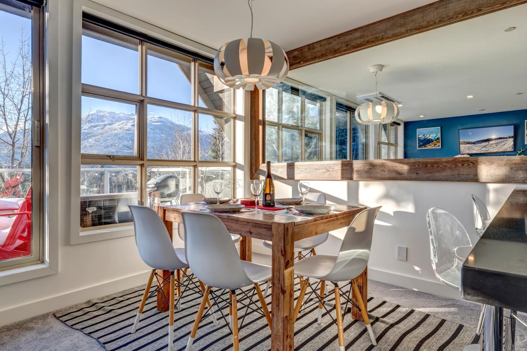 The Lookout Penthouse // A Luxe Suite In Whistler Esterno foto