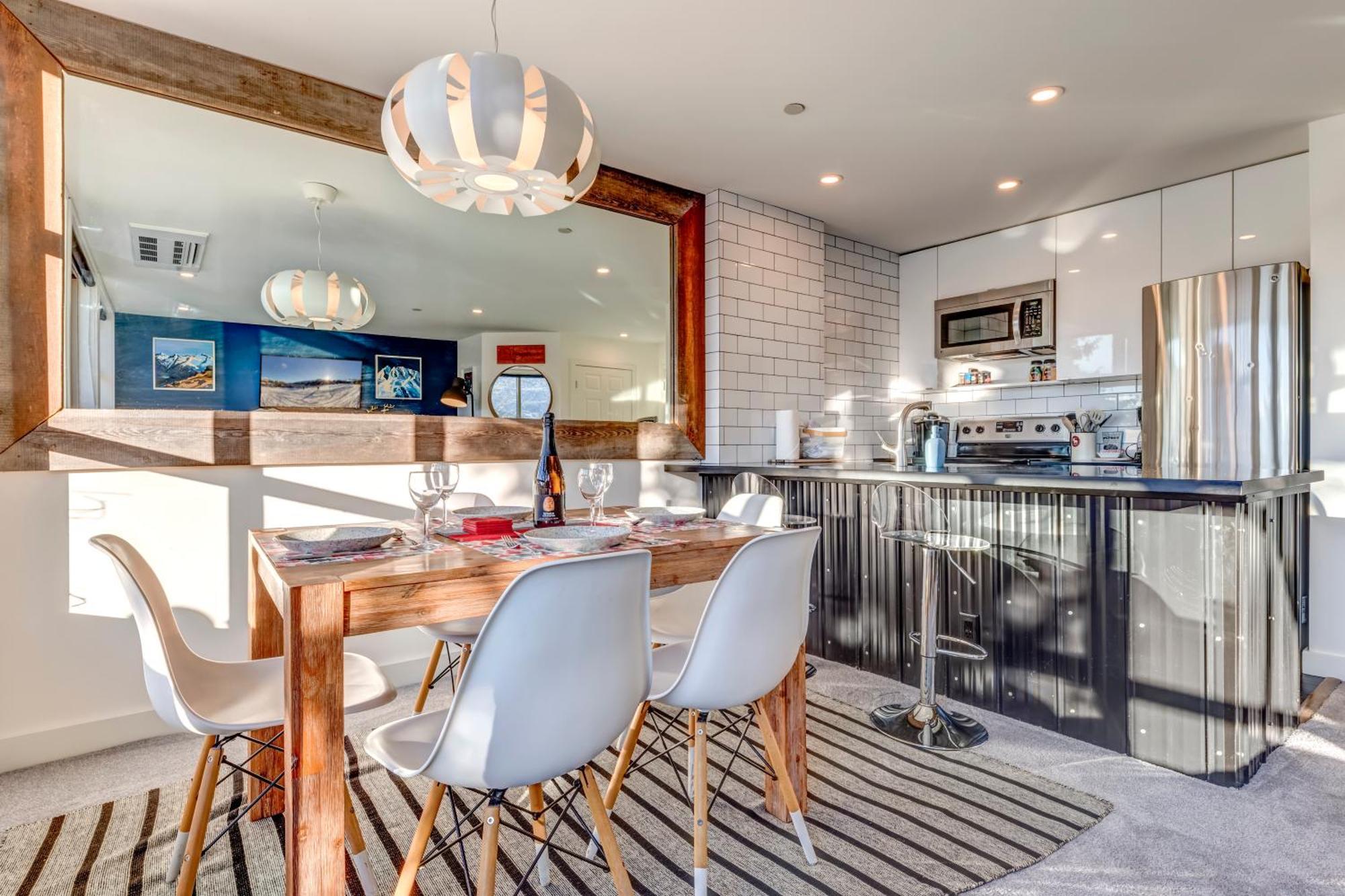 The Lookout Penthouse // A Luxe Suite In Whistler Esterno foto